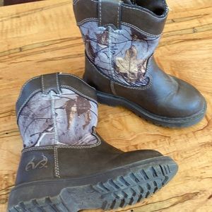 Toddler Real Tree boots size 8